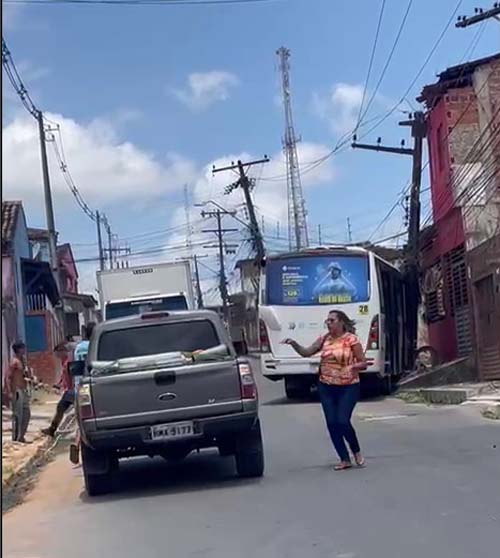 Acidente envolvendo micro-ônibus em Rio Largo termina com colisão em poste