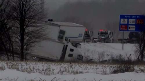 Colisão em Cadeia Envolve Mais de 100 Veículos, Resultando em Vários Feridos nos EUA