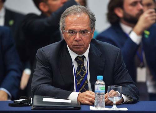 Governo antecipa 13º de aposentados entre medidas de combate ao coronavírus