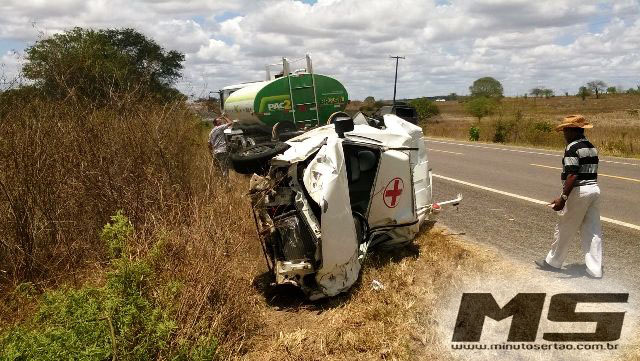 Acidente com ambulância de Água Branca deixa duas pessoas feridas na BR-316