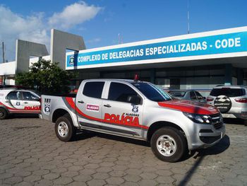 Flagrados agredindo mulher em via pública, acusados trocam tiros com Bope