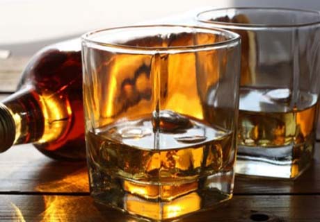 Bebida alcoólica corta o efeito dos analgésicos? Veja mitos e verdades