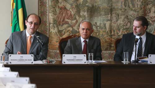 Ministro participa de reunião para discutir obras paralisadas na área da educação