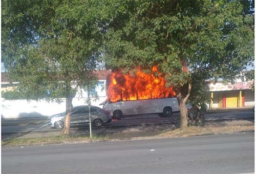 Incêndio em micro-ônibus assusta condutores e pedestres na parte alta de Maceió