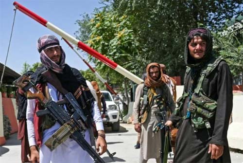 Talibã pede que afegãos retomem 'vida cotidiana', mas mulheres não se arriscam a sair às ruas