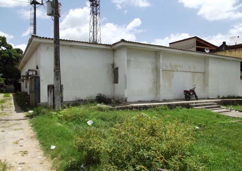 Prédio abandonado por empresa telefônica no centro de União causa revolta da comunidade