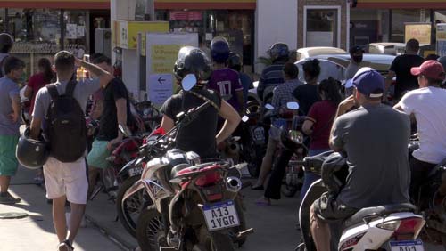 Brasileiros cruzam fronteira e fazem fila para abastecer na Argentina ao equivalente a R$ 3,10 por litro