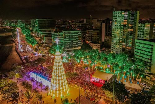 Multidão se reune na orla de Maceió para abertura do Natal