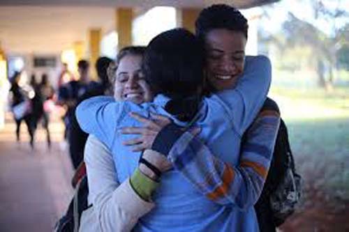 Voltaremos a nos abraçar após a pandemia?