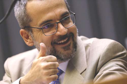 'Está cheio de doutor sem emprego, mas é difícil ter um encanador passando fome', diz ministro da Educação