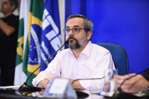 Ministro diz que há plantações de maconha em universidades; reitores criticam ataques e retórica agressiva