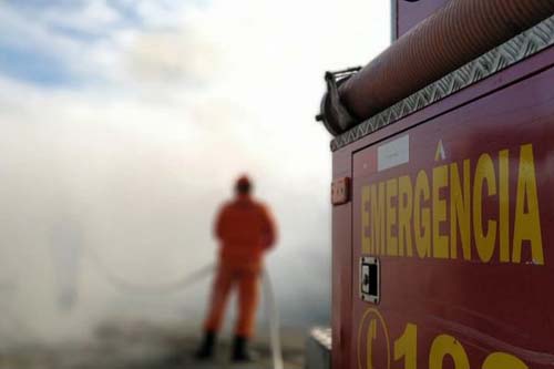 Mulher morre carbonizada durante incêndio em residência; suspeita é que ela tenha provocado o fogo