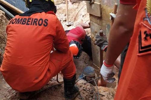 Homem fica soterrado após deslizamento em Maceió e é resgatado pelos Bombeiros