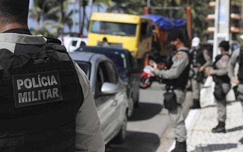 Filho é preso ao agredir mãe após chegar em casa bêbado e não encontrar comida feita