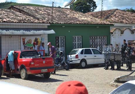 Polícia usa bomba e bala de borracha para desocupar prefeitura de Joaquim Gomes
