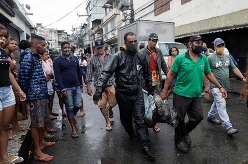 Polícia apura a morte de 12 pessoas no Alemão após dia de tiroteios