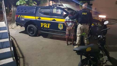 PRF recupera veículo roubado e prende homem em União dos Palmares