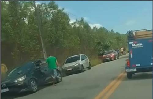 Condutor sofre ferimentos após acidente com veículo capotado na zona rural de Atalaia