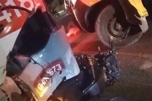 Acidente fatal na zona nobre de Maceió resulta na morte de mulher após colisão envolvendo moto e ônibus