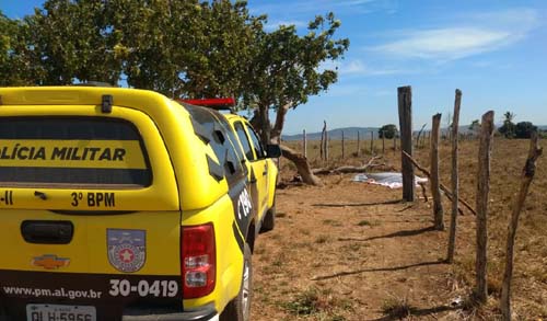 Homem aparentando 45 anos foi encontrado morto con narcas de pau e pedras