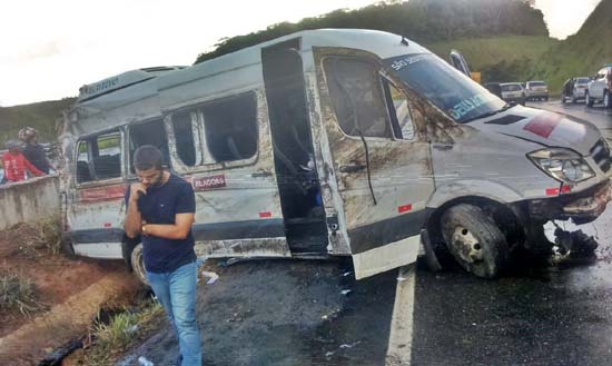 Van com passageiros de Alagoas se envolve em acidente em Pernambuco