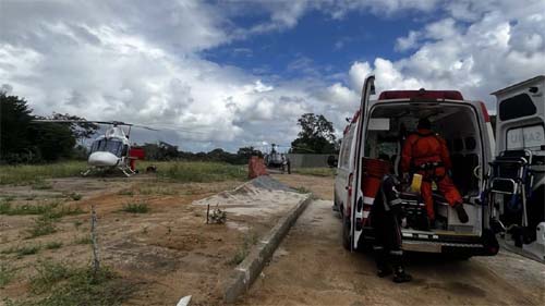 Duas pessoas são resgatadas de helicóptero após colisão entre carro e moto na Barra de Santo Antônio