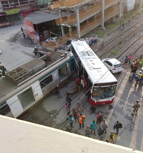 Trem atinge ônibus e deixa 12 feridos na Baixada Fluminense