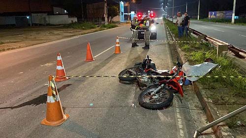 Motociclista morre após sair de pista e bater em placa de sinalização, em Arapiraca