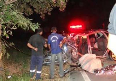 Motorista e bebê de dois anos morrem após carro atingir árvore na BR-104