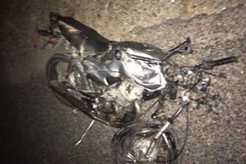 Acidente com moto e carreta deixa homem morto e outro ferido no Sertão
