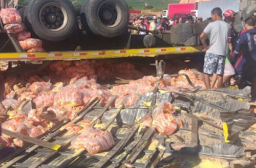 Caminhão de empresa arapiraquense tomba e deixa dois mortos em Pernambuco