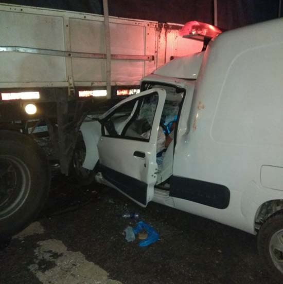Acidente entre carreta e ambulância de Murici deixa dois feridos na BR-104