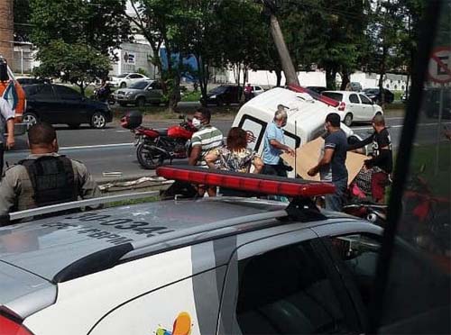 Quatro pessoas ficam feridas após ambulância bater em poste na Avenida Fernandes Lima