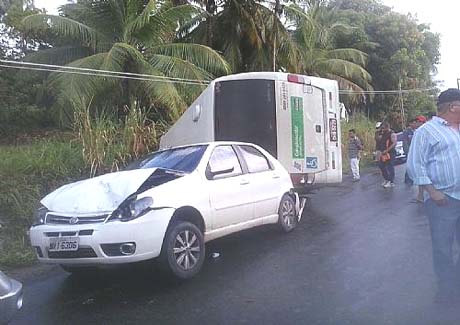 Acidente com ambulância deixa mãe e filho feridos na AL 101 Norte