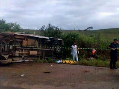 Acidente com ambulância mata três pessoas da mesma família em Pão de Açúcar