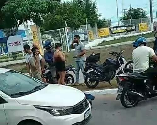 Motociclista morre após cair embaixo de caminhão no Antares