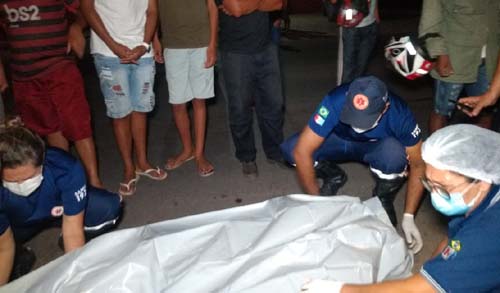 Carro invade contra-mão e bate frontalmente com moto cujo condutor morreu