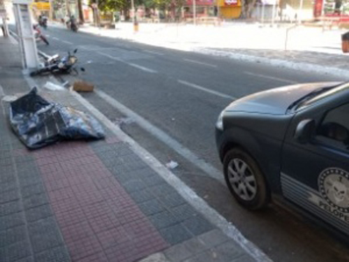Moto colide em poste e deixa uma pessoa morta e outra ferida em Arapiraca