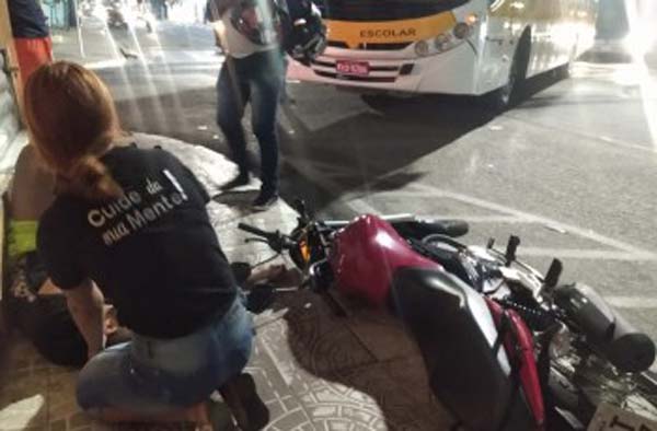 Colisão entre moto e ônibus escolar deixa motociclista ferido em Arapiraca