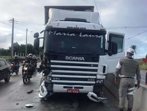 Conversão proibida causa colisão entre carro e caminhão na AL-220, em Arapiraca