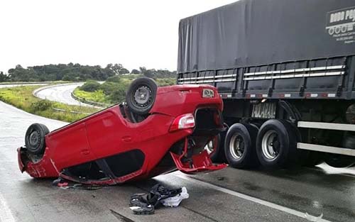 Motorista perde controle de carro e morre durante capotamento em Arapiraca