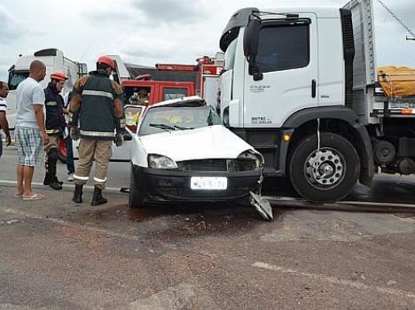 Choque entre carro e caminhão deixa um morto e dois feridos