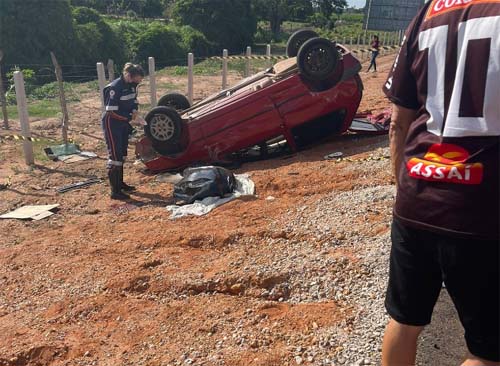 Carro capota e deixa um morto e outro ferido na AL-110 em Arapiraca
