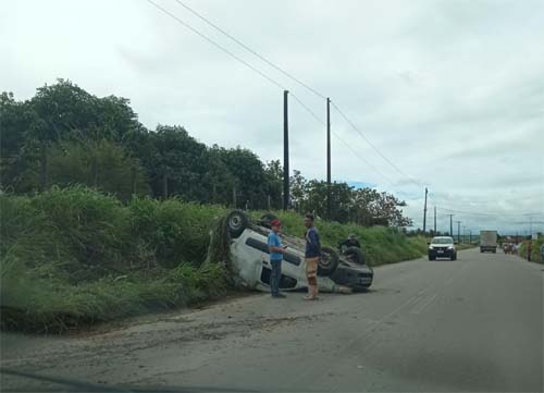 Condutor perde o controle da direção e capota veículo na zona rural de Arapiraca