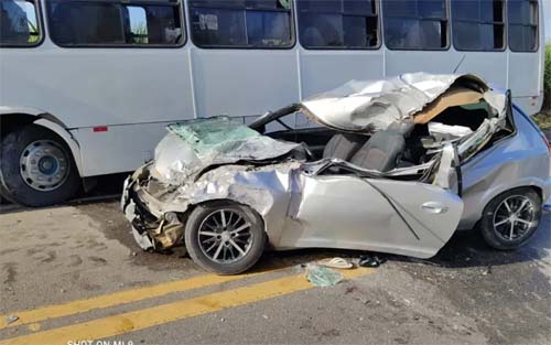 Dois homens morrem após colisão entre ônibus e carro na BR-316, em Atalaia