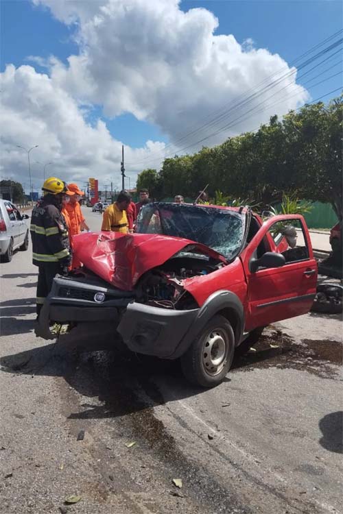 Homem fica ferido após bater carro em árvore na AL-220