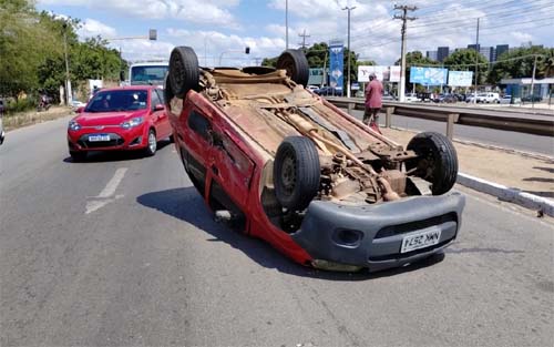 Carro capota após colisão próximo ao shopping de Arapiraca