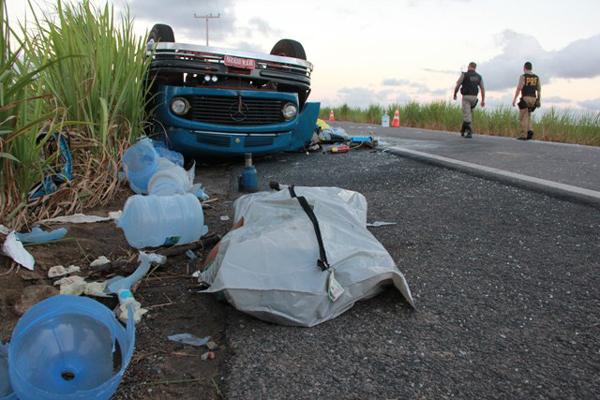 Motorista morre ao capotar com carreta carregada de água mineral em Atalaia