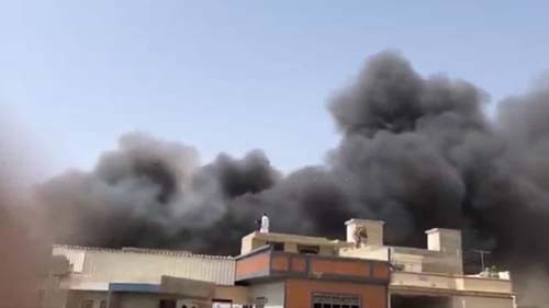 Avião com mais de 100 pessoas cai em área residencial no Paquistão