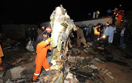 Avião com 127 a bordo cai ao pousar no Paquistão